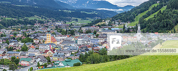Panoramablick auf die Stadt Schladming  Steiermark  Österreich  Tirol  Österreich