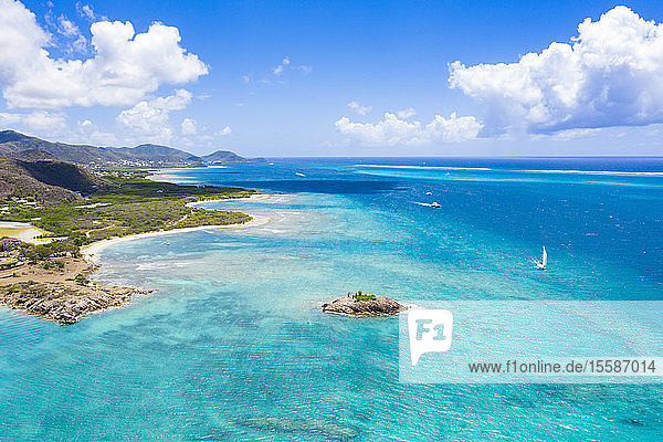 Luftaufnahme einer Drohne vom kristallklaren Karibischen Meer  Urlings  Antigua  Antigua und Barbuda  Leeward-Inseln  Westindische Inseln  Karibik