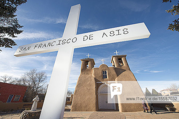 Die historische Lehmziegelkirche San Francisco de Asis in Taos  New Mexico  Vereinigte Staaten von Amerika