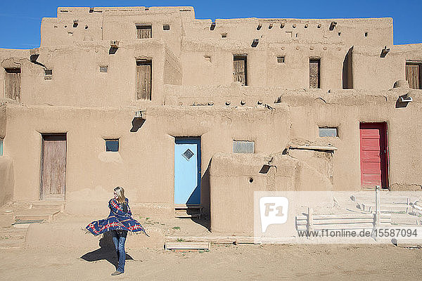Besucherin im Taos Pueblo  UNESCO-Weltkulturerbe  Taos  New Mexico  Vereinigte Staaten von Amerika