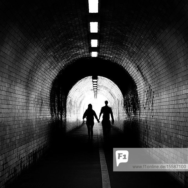 Paar  das ins Licht geht  Yorker Tunnel  York  England  Vereinigtes Königreich