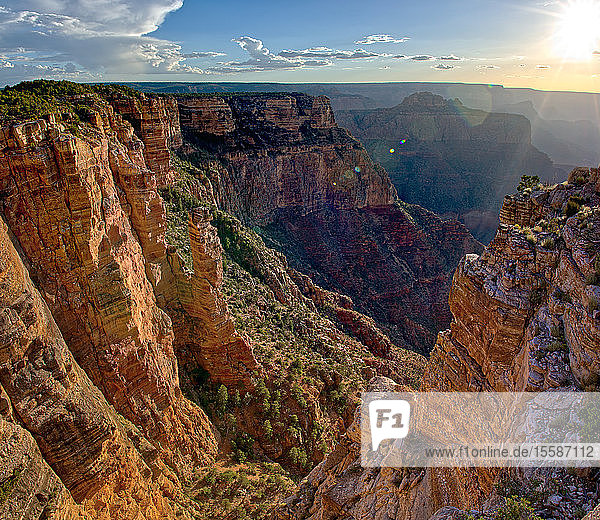 Der Spire Abyss in der Nähe von Zuni Point am Südrand des Grand Canyon bei Sonnenuntergang  eine Meile östlich von Moran Point  Grand Canyon National Park  UNESCO-Welterbe  Arizona  Vereinigte Staaten von Amerika
