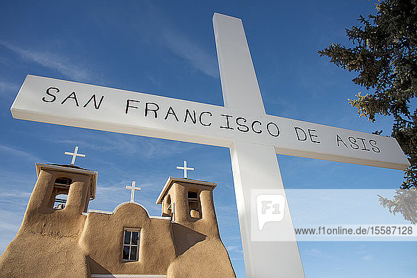 Die historische Lehmziegelkirche San Francisco de Asis in Taos  New Mexico  Vereinigte Staaten von Amerika