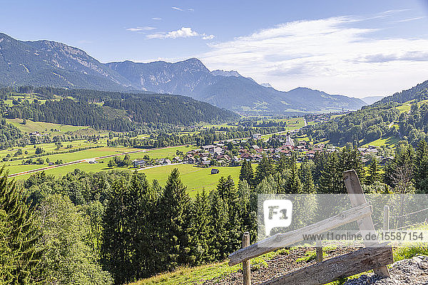Blick auf das Tal und die umliegenden Berge  Oberhaus  Steiermark  Österreichische Alpen  Österreich