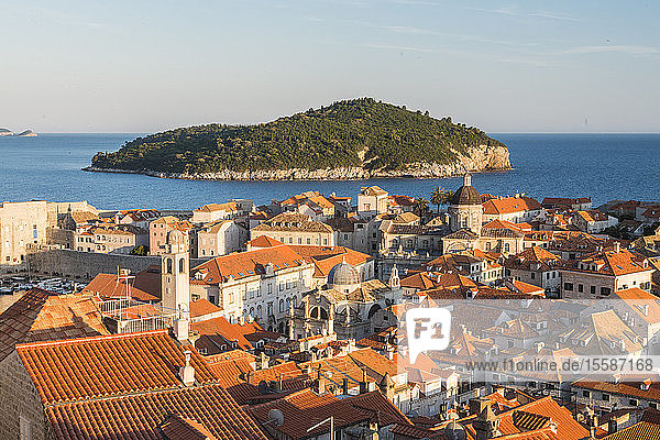Blick auf die Altstadt und die Insel Lokrum von der Stadtmauer aus  Altstadt  UNESCO-Weltkulturerbe  Dubrovnik  Kroatien