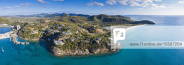 Luftaufnahme einer Drohne vom Karibischen Meer um Deep Bay und Galley Bay  Antigua  Leeward Islands  Westindische Inseln  Karibik