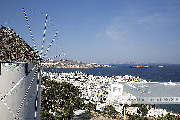 Windmühle im Vordergrund  Stadt und Hafen von Mykonos  Insel Mykonos  Kykladengruppe  Griechische Inseln  Griechenland