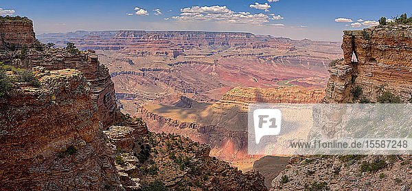 Blick auf den Grand Canyon mit einem Felsenfenster unter einer Klippe auf der rechten Seite  westlich von Pinal Point am Südrand  Grand Canyon National Park  UNESCO-Weltkulturerbe  Arizona  Vereinigte Staaten von Amerika