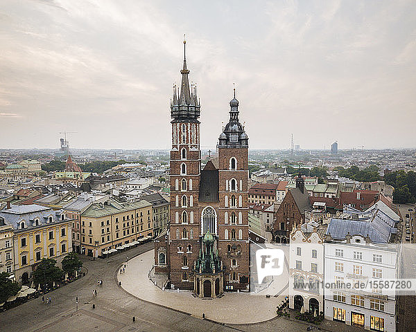 Luftaufnahme der Marienkirche auf dem Rynek Glowny (Marktplatz)  UNESCO-Weltkulturerbe  Krakau  Malopolskie  Polen