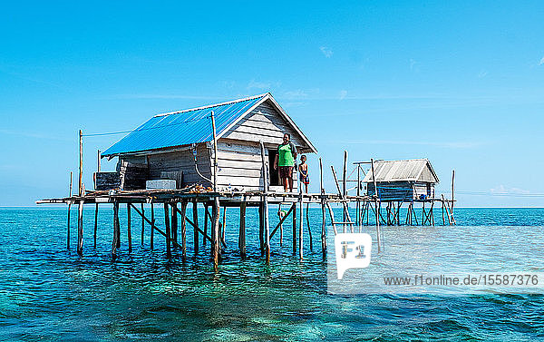 Frau und kleiner Junge in einer Hütte  die von Bajau-Fischern über dem Wasser gebaut wurde  die dort drei Monate lang leben  Togian-Inseln  Indonesien  Südostasien
