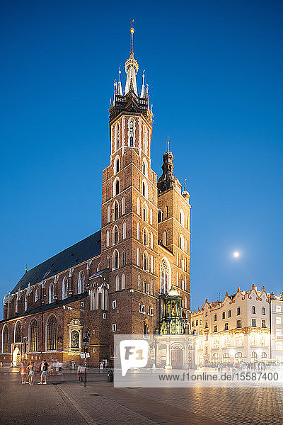 Außenansicht der Basilika der Heiligen Maria (Bazylika Mariacka) auf dem Marktplatz (Rynek Glowny) bei Nacht  UNESCO-Weltkulturerbe  Krakau  Kleinpolen  Polen