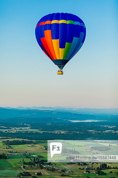 Heißluftballon über Auburns Farmland  Washington State  Vereinigte Staaten von Amerika  Nordamerika