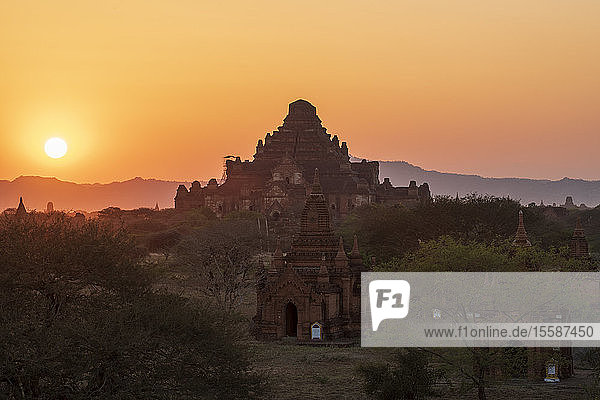 Sonnenuntergang über Stupas in Bagan (Pagan)  Myanmar (Burma)
