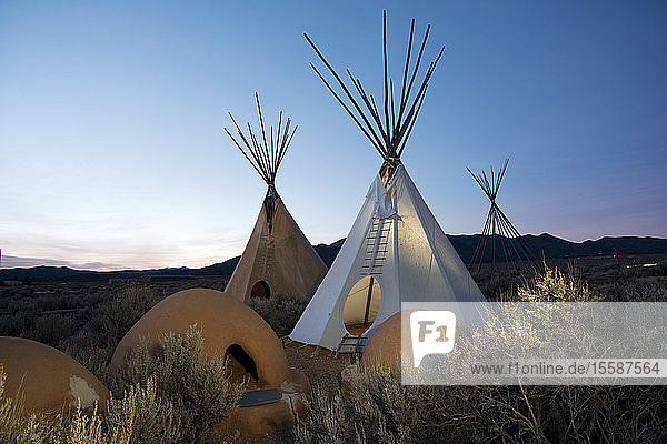 Ausgestellte Tipis in der Abenddämmerung in Taos  New Mexico  Vereinigte Staaten von Amerika  Nordamerika