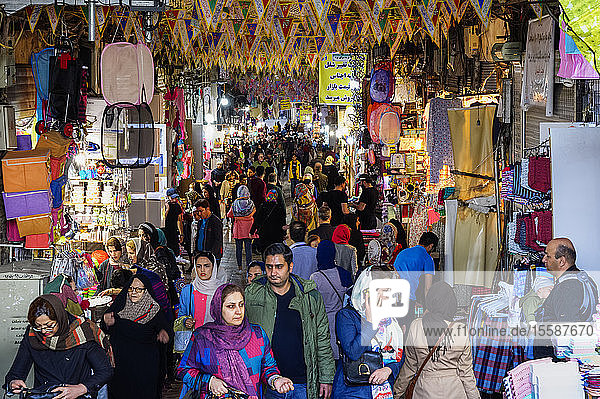 Belebte Gasse mit Geschäften  Teheraner Basar  Teheran  Islamische Republik Iran  Naher Osten