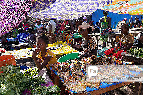 Wochenmarkt in Belo sur Tsiribihina  Region Menabe  West-Madagaskar  Afrika