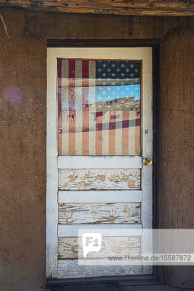 Detail einer Tür im Taos Pueblo in Taos  New Mexico  Vereinigte Staaten von Amerika  Nordamerika