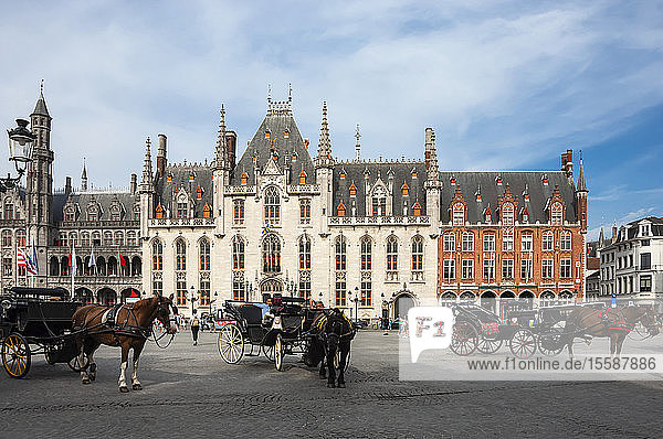 Marktplatz  Pferdekutschen  Brügge  UNESCO-Welterbe  Westflandern  Belgien