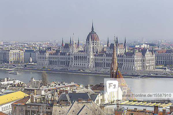 Das am Donauufer gelegene ungarische Parlamentsgebäude aus dem späten 19. Jahrhundert  UNESCO-Weltkulturerbe  Budapest  Ungarn