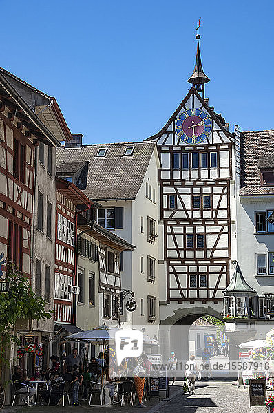 Traditionelle Architektur  Wandmalerei  Torturm und Uhr  Straßenszene  Stein am Rhein  Schaffhausen  Schweiz