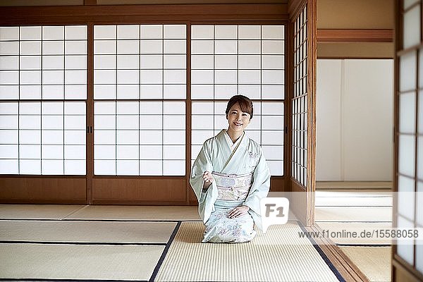 Junge Japanerin im traditionellen Kimono
