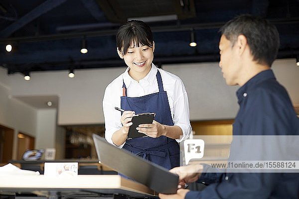 Junge Japanerin arbeitet in einem Restaurant