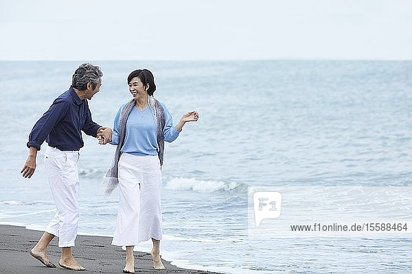 Älteres japanisches Paar am Strand