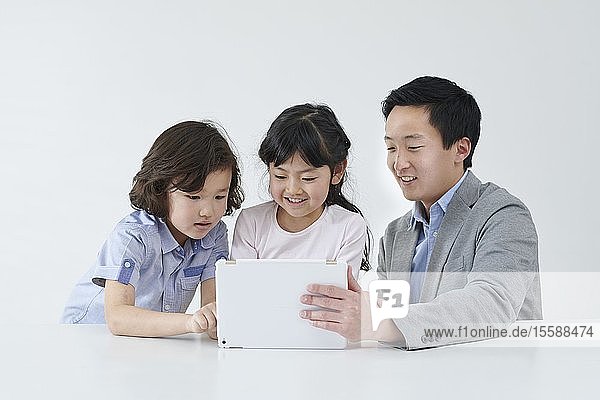 Japanische Grundschulkinder mit Lehrer