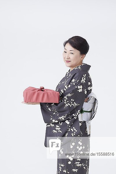 Ältere Japanerin im Kimono