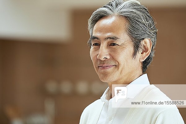 Älterer japanischer Mann zu Hause