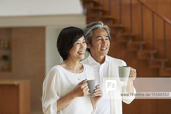 Älteres japanisches Paar zu Hause