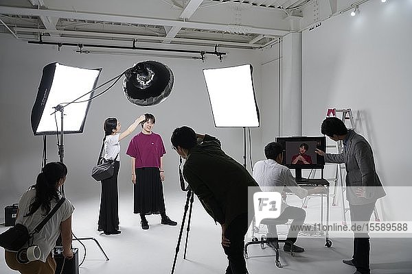Model-Fotoshooting in einem Studio