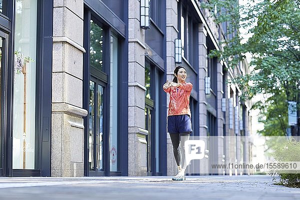 Junge Japanerin beim Laufen in der Innenstadt von Tokio