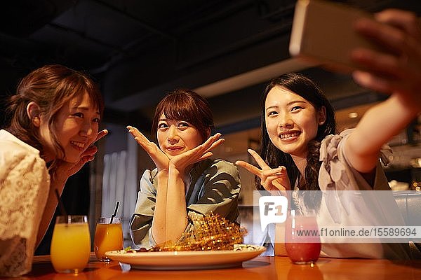 Junge japanische Freunde haben Spaß zusammen