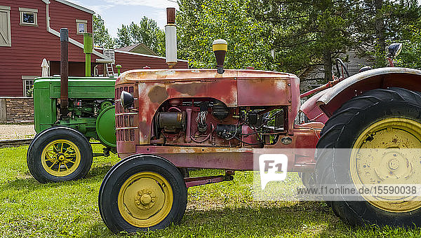 Auf Gras geparkte Traktoren in einem Bauernhof  Wheatland County; Rosebud  Alberta  Kanada