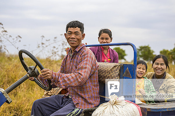 Familie fährt gemeinsam in einem Lastwagen durch landwirtschaftliche Felder; Taungyii  Shan-Staat  Myanmar