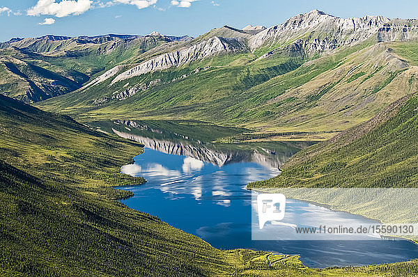 Luftaufnahme des blauen Himmels reflektiert in den klaren Gewässern des Wild Lake  nördlich von Bettles  Arctic Alaska  Sommer