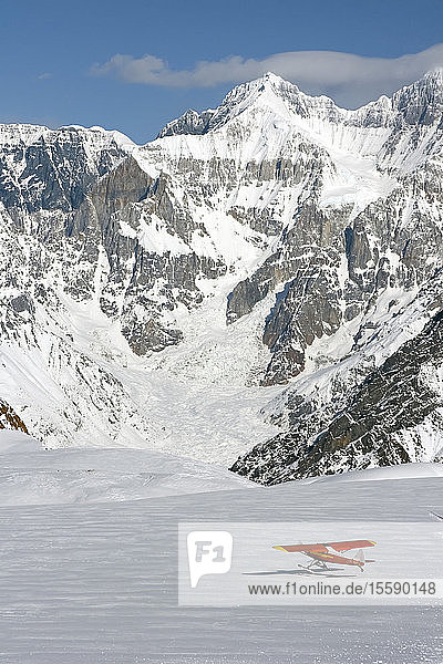 Landschaftliche Ansicht der Berge im Wrangell-St. Elias-Nationalpark mit einem Super Cub-Skiflugzeug von Paul Claus im Vordergrund  Alaska
