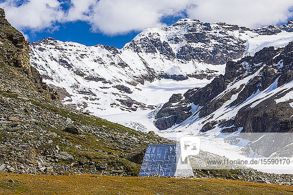 Die Thayer Hut liegt in einem abgelegenen Gebiet der östlichen Alaska Range neben dem Castner Glacier und bietet seit ihrem Bau in den 1960er Jahren Bergsteigern und anderen Personen Schutz; Alaska  Vereinigte Staaten von Amerika