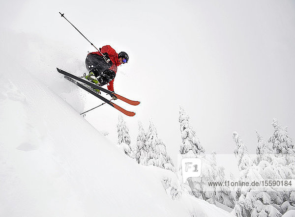 Ein Skifahrer bekommt ein wenig Luft beim Skifahren bergab auf der Eaglecrest Ski Area in Juneau  Alaska