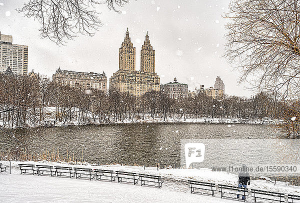 Schneefall am See im Central Park; New York City  New York  Vereinigte Staaten von Amerika