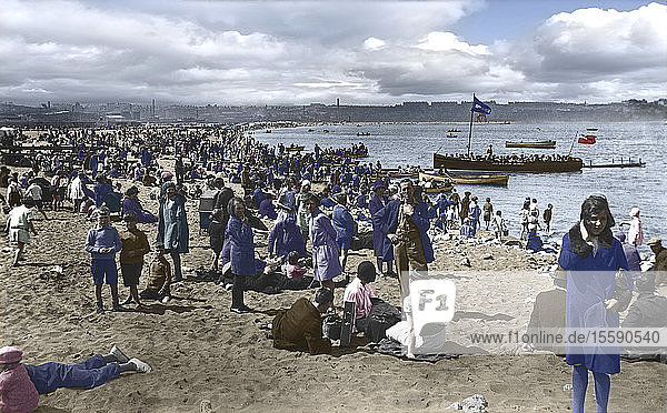 Postkarte um 1900  viktorianisch/edwardianisch  Sozialgeschichte. Little Haven Strand  voller Menschen und Touristen im Urlaub  mit Freizeitbooten auf dem Fluss Tyne; South Shields  Tyne and Wear  England