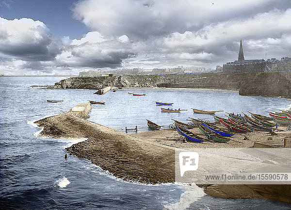 Postkarte um 1900  viktorianisch/edwardianisch  Sozialgeschichte. Hafen von Cullercoats mit Fischerbooten und Menschen  handkoloriert; Cullercoats  Tyne and Wear  England