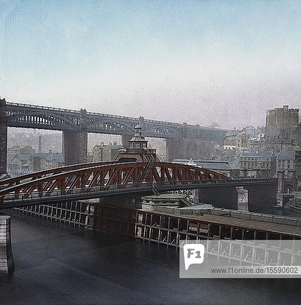 Diapositiv mit Laterna Magica um 1900  handkoloriert  viktorianische/edwardianische Ära. Newcastle High Level and Swing Bridge über den Fluss Tyne; Newcastle upon Tyne  Tyne and Wear  England