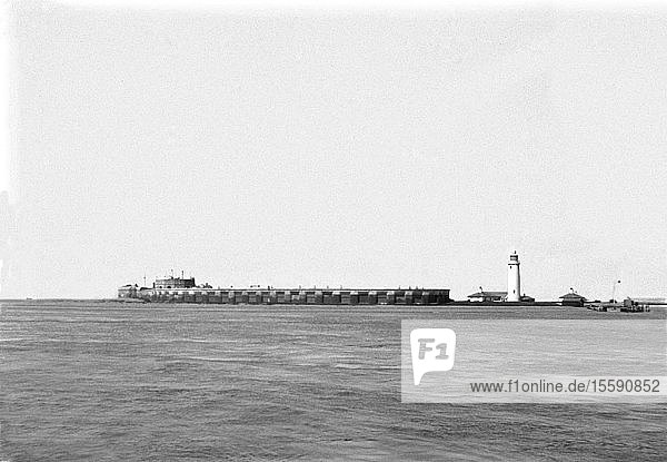 Negativ um 1900  viktorianische Ära. Hafen von Spithead mit Pier  Mauer und Leuchtturm; Hampshire  England