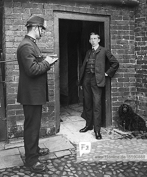 Dia mit Laterna Magica  um 1880  viktorianisch/edwardianisch  Sozialgeschichte. Ein Polizist verwarnt oder verhaftet einen Mann vor einem Haus mit einem Hund vor der Tür. Wahrscheinlich eine Nachstellung für eine Laterna Magica-Geschichte.