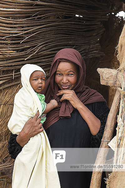 Sudanesische Frau hält ein Baby; Kokka  Nordstaat  Sudan