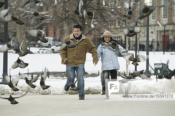 Junges Paar läuft in einem Park