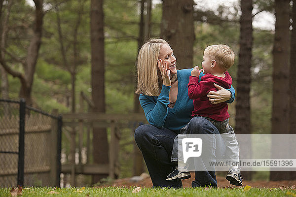 Frau  die das Wort Mama in amerikanischer Zeichensprache gebärdet  während sie mit ihrem Sohn kommuniziert
