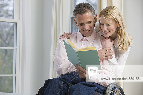 Ehepaar liest ein Buch